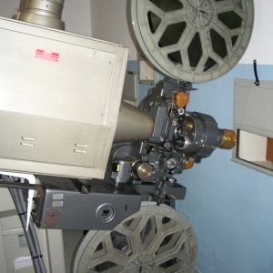 Projecteur récupéré par les membres de l'association, de marque Cinemeccanica, aujourd'hui toujours fabriqué en Italie