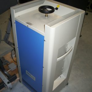 Redresseur acheté en 2007 par l'association. Il permet de passer d'un courant alternatif à un courant continu pour fournir 83A à la lampe.